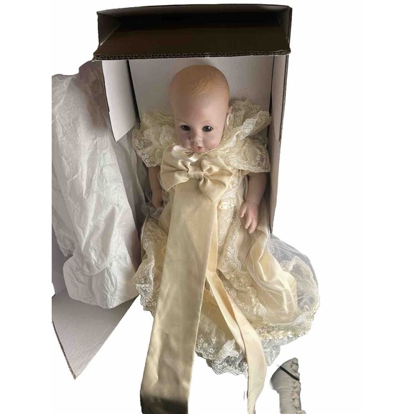 COMMEMORATIVE ADDITION VINYL ROYAL DOLL 2013 Item RD01 - Picture 15 of 16